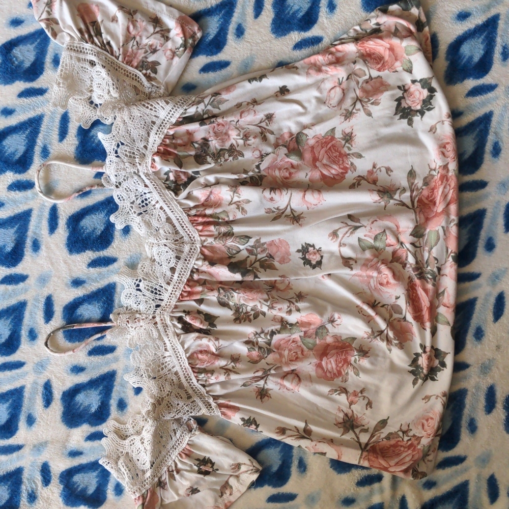 Charlotte Russe tee-shirt tank floral size small